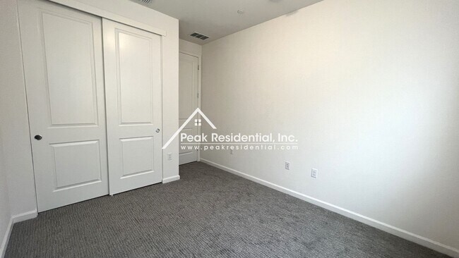 Building Photo - Newer 3bd/2.5ba North Natomas Townhouse with 2 Car Garage!