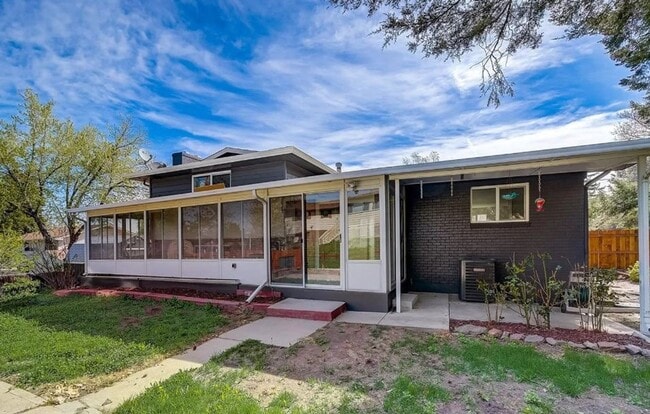 Building Photo - Newly Remodeled Home with Spacious Driveway!