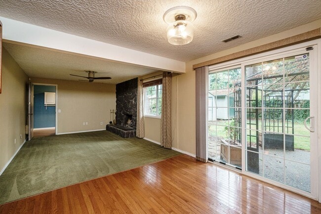 Building Photo - 3 Bedroom 2 Bath Single Level with Fence B...