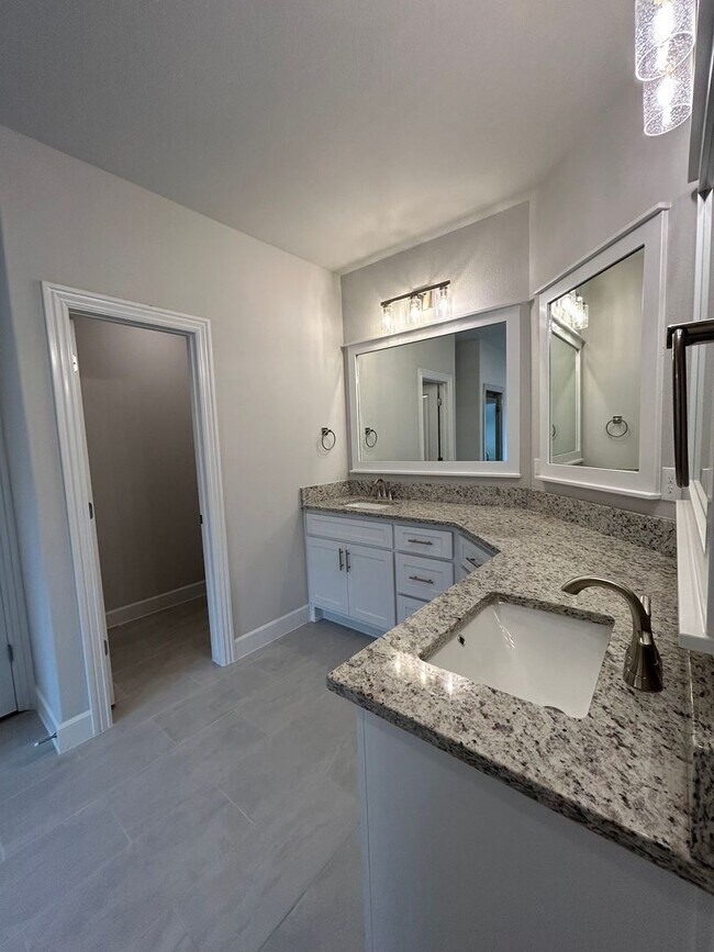 Building Photo - Beautiful Modern Home in Pea Ridge!