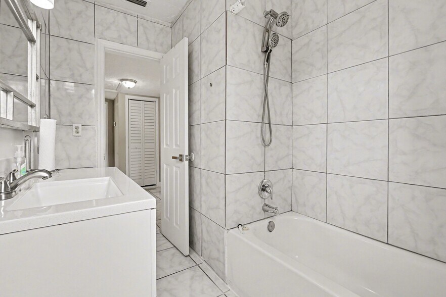 Building Photo - 3445 Soutel Dr