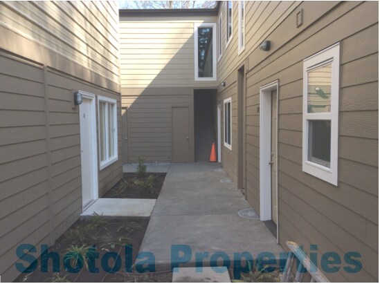 Building Photo - 909 W 4th Ave