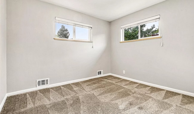 Building Photo - Furnished 3 bedroom 1 bathroom apartment