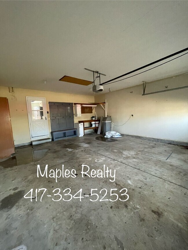 Building Photo - AVAILABLE NOW - 3 BEDROOM, 2 BATH HOUSE IN...