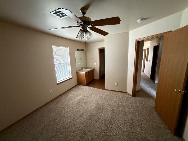 Building Photo - 2805 SE 89th Ter