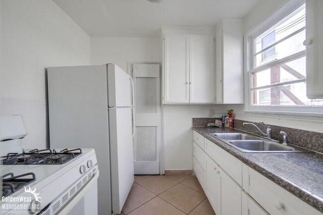Building Photo - Charming 1Bdm 1Ba Apartment in the Heart o...