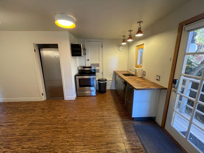 Building Photo - 1915 Oakview Dr