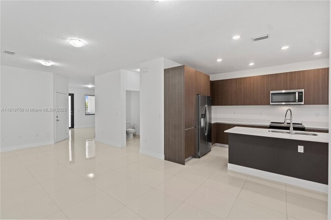 Building Photo - 535 SW 91st Pl