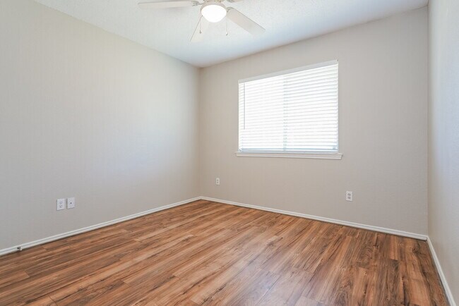 Building Photo - 316 Winnipeg Dr