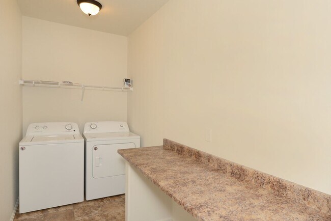 Building Photo - 3 Bedroom 2 Bath Ranch-Style Home