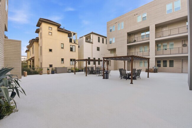 Building Photo - 4819 Caroline St