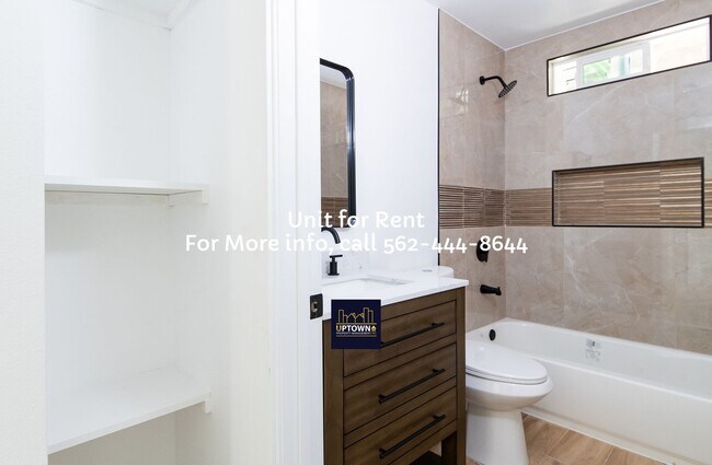 Building Photo - House -  2 Bedrooms + 1 Office / 1 Bathroom - Paramount