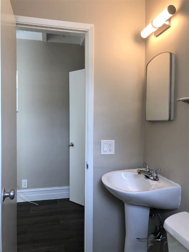 Building Photo - Charming & Private Furnished 1/1 in Croiss...