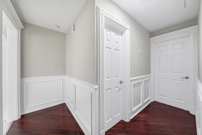 Building Photo - 7647 Greendowns St