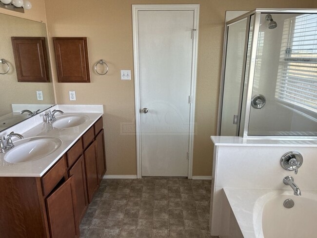 Building Photo - 204 W Gemini Ln
