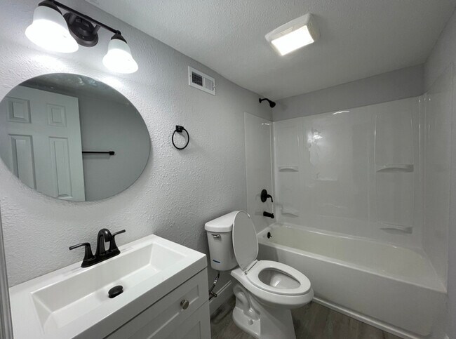 Building Photo - 3106 Greenway Dr