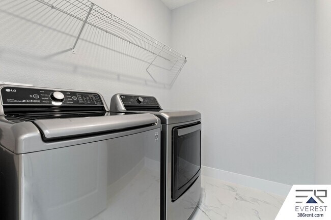 Building Photo - FULLY FENCED, LIKE NEW, CUSTOM BUILT 3/2/2 ON A CUL DE SAC IN DESIRABLE QUAIL HOLLOW