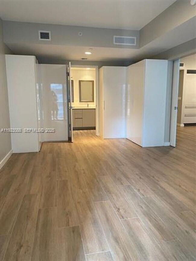 Building Photo - 1010 Brickell Ave