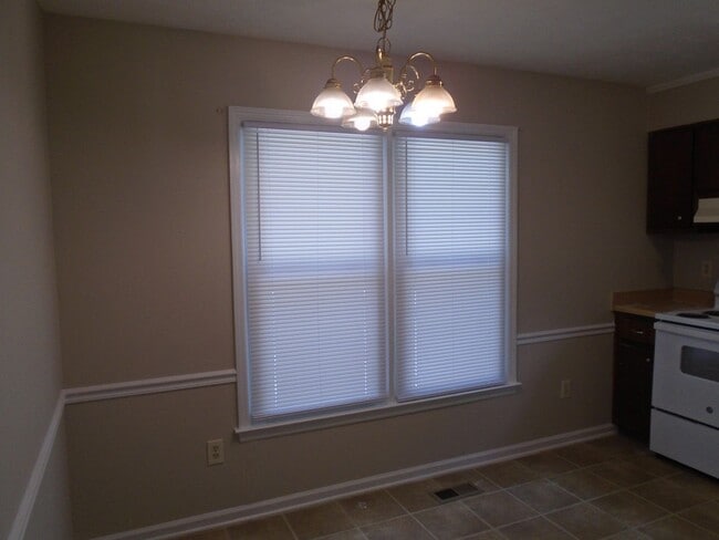 Building Photo - 912 Hollydale Ln