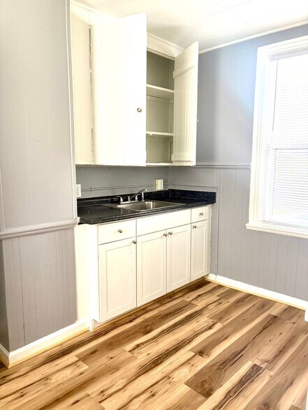 Building Photo - 201 W 5th St