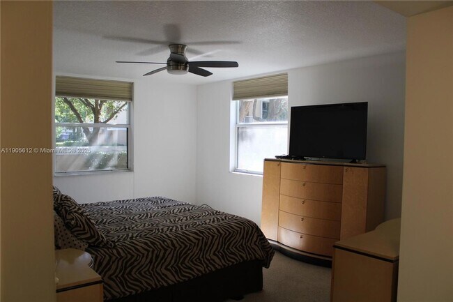 Building Photo - 519 E Sheridan St