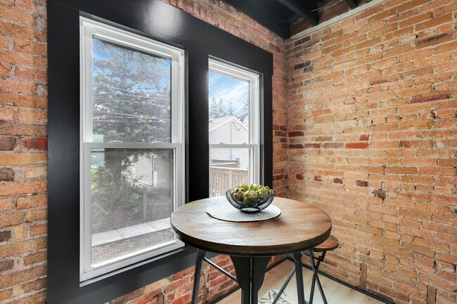 Building Photo - 1010 Bruck St