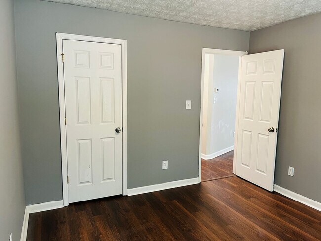 Building Photo - Wow! Renovated 3 bedroom 2 bath home in Ca...