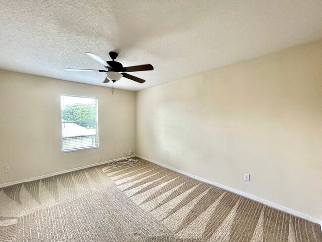 Building Photo - LARGE AND SPACIOUS 4/3 HOME IN EAST ORLANDO WEDGEFIED COMMUNITY