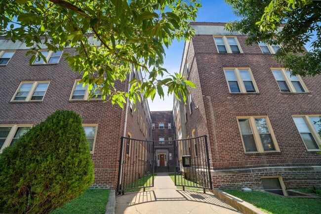 Building Photo - 802 N Adams St