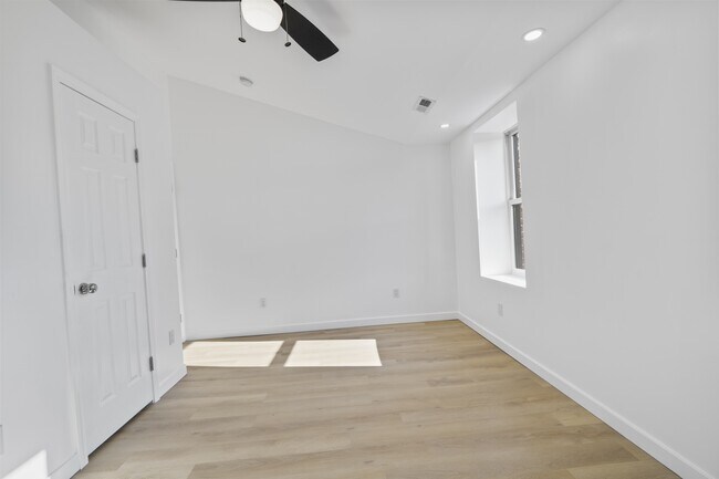 Building Photo - 105 S Poppleton St