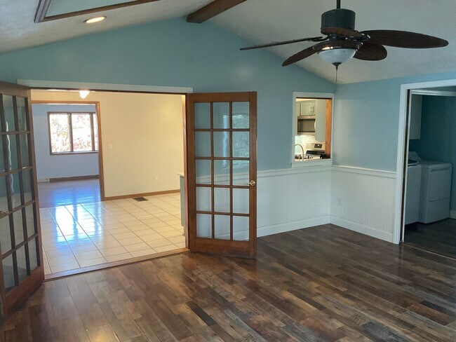 Building Photo - Spacious 3bed 3 bath Split-Level in Bethel Park – Updated Interiors & Private Backyard Oasis