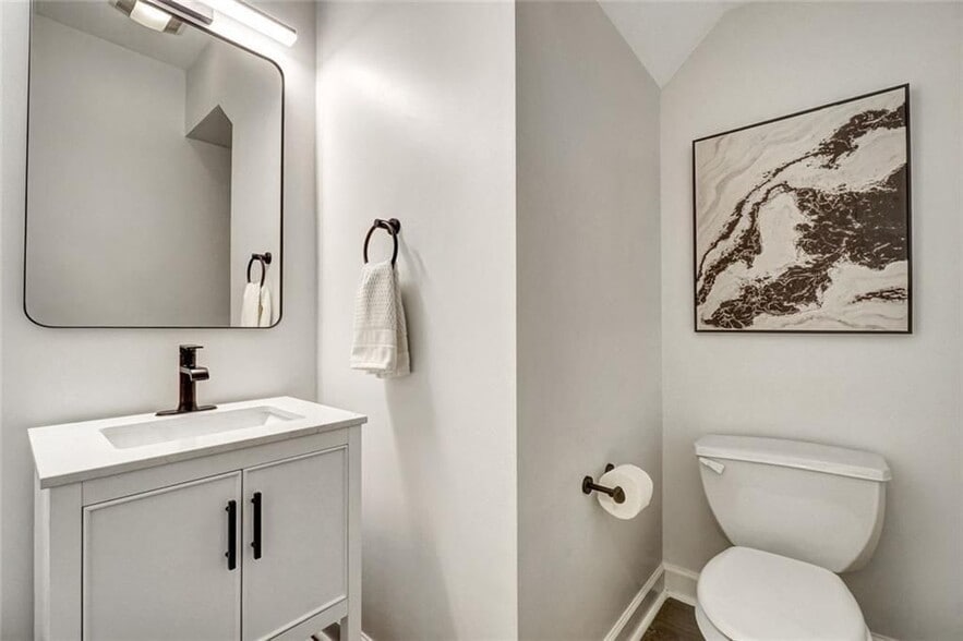 Building Photo - 702 Surrey Park Pl SE