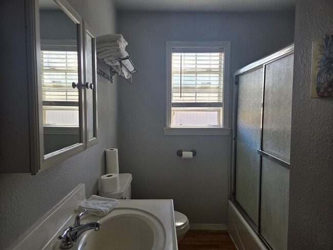 Building Photo - Furnished Three Bedroom Home With Flexible Lease Terms