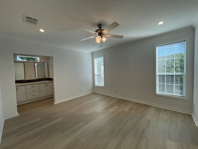 Building Photo - 966 E Montego Ave