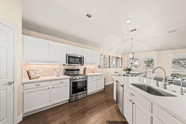Building Photo - 4221 N Summercrest Loop