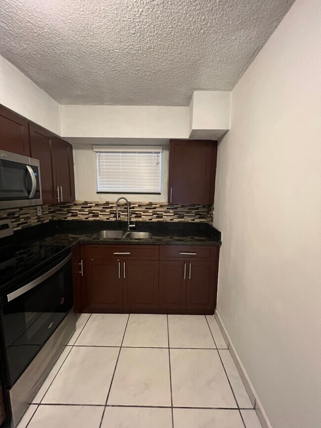 Building Photo - 2498 SW 17th Ave