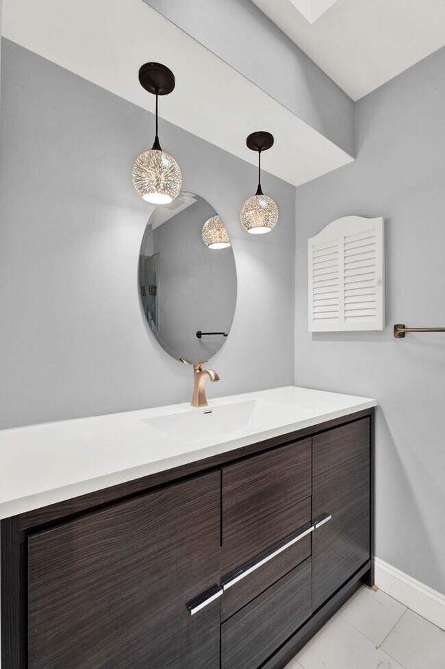 Building Photo - Welcome Home, Newly Remodeled Condo