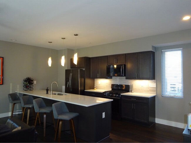 Building Photo - Beautiful Two Bedroom Condo w/ Rooftop Patio