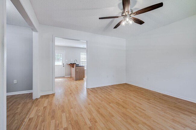 Building Photo - 3 Bedroom Springfield Home with Garage and Large Backyard