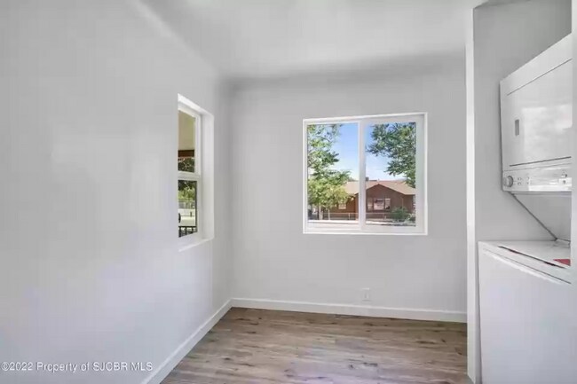 Building Photo - 512 W Ross St