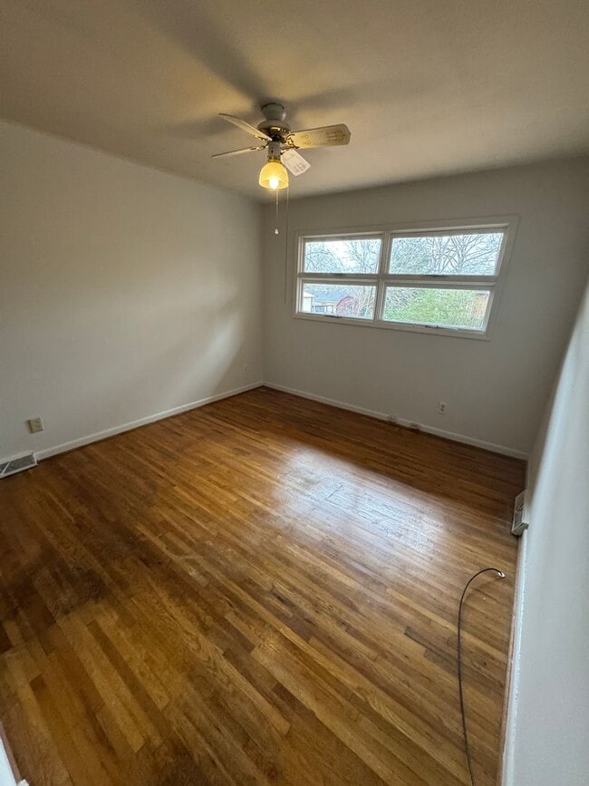 Building Photo - 3 bedroom 2 bathroom home!