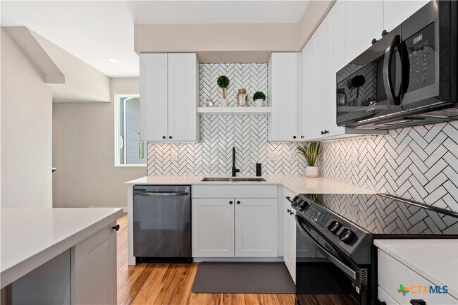 Building Photo - 1208 N Academy Ave