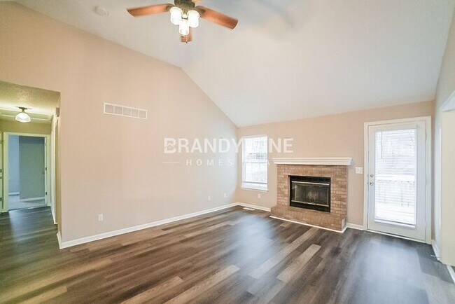 Building Photo - 914 SW Foxtail Dr