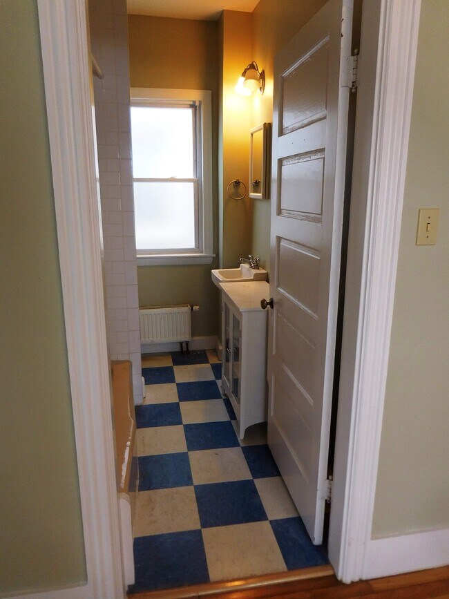 Bathroom with tub - 488 Woodford St