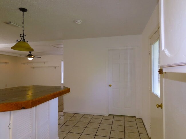 Building Photo - Quaint 3 Bedroom, 1 Bathroom Home in Whitehouse, w/ Shed for Storage