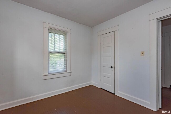 Building Photo - 204 S Clark St