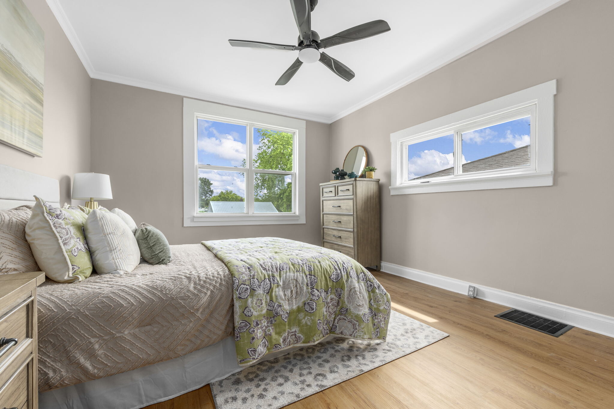 Ceiling fan - 9408 Echo Ln