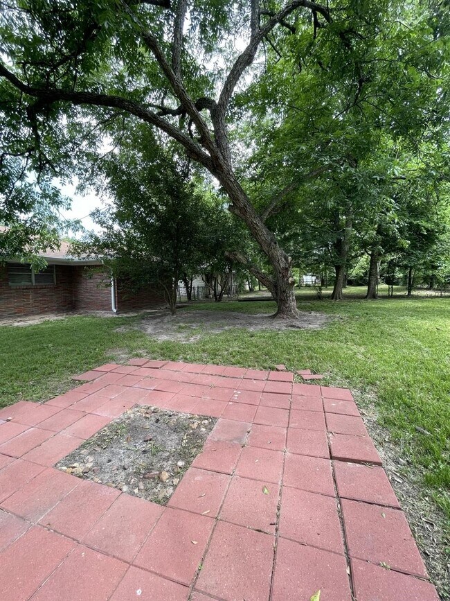 Building Photo - 1004 Oak Dr