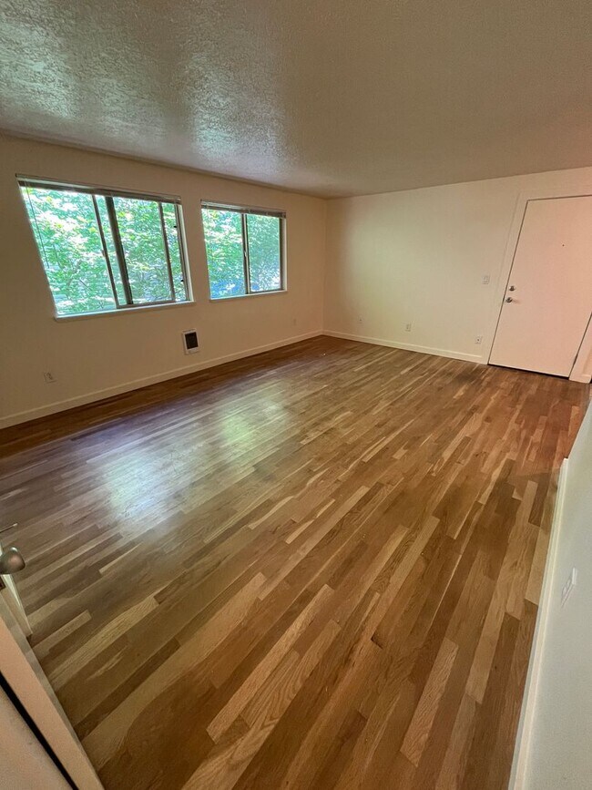 Building Photo - Hardwoods, granite countertops, parking, c...