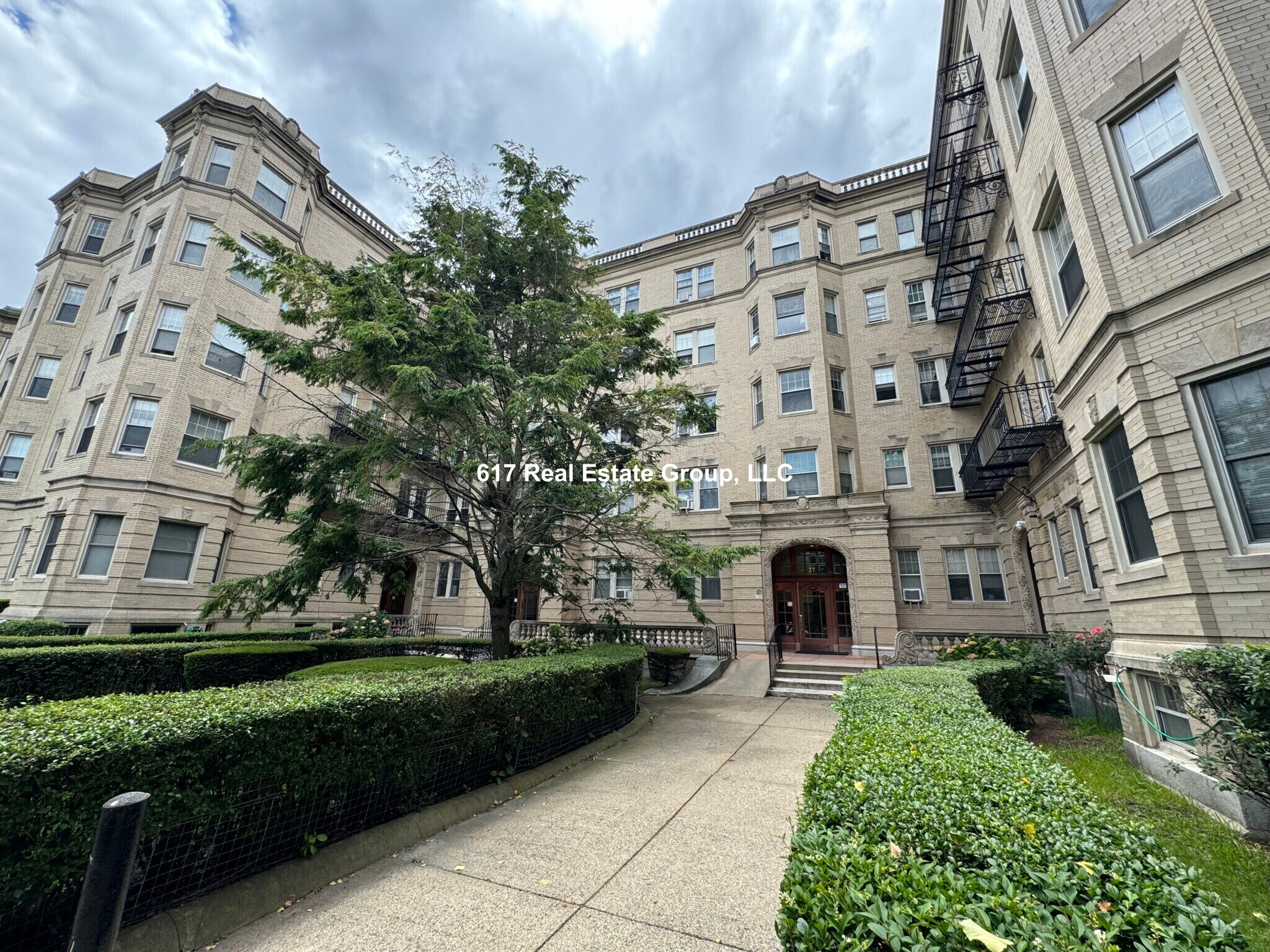 Building Photo - 29 Park Dr